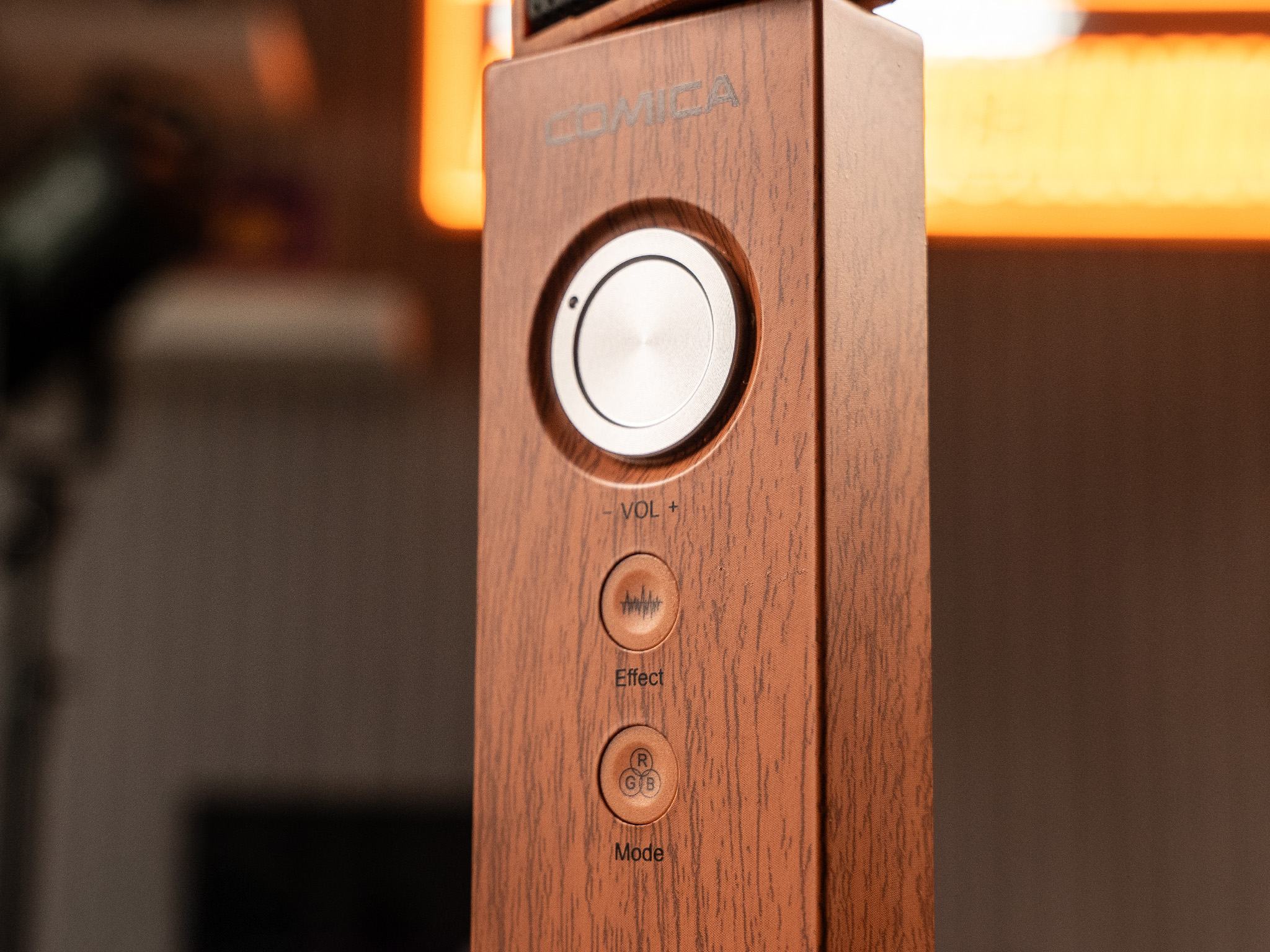 Detail ovládacích prvků mikrofonu Comica Audio RGB Umic